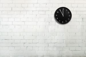 Clock on a wall - how does this relate to alkyd paint? Coatings expert Ad Holland explains the chemistry of drying paint and offers some tips.